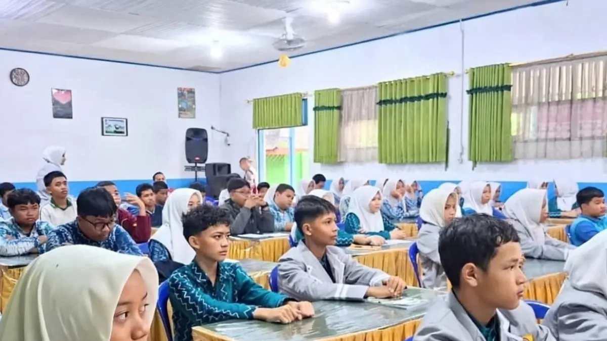 SOSIALISASI HUKUM: Sejumlah siswa menyimak pemaparan materi Bijak Bermedsos dalam program Jaksa Masuk Sekolah&nbsp; (JMS) di SMPN 1 Martapura, Kamis (16/4/2026). (Kasi Intel Kejari Banjar untuk Radar Banjarmasin)