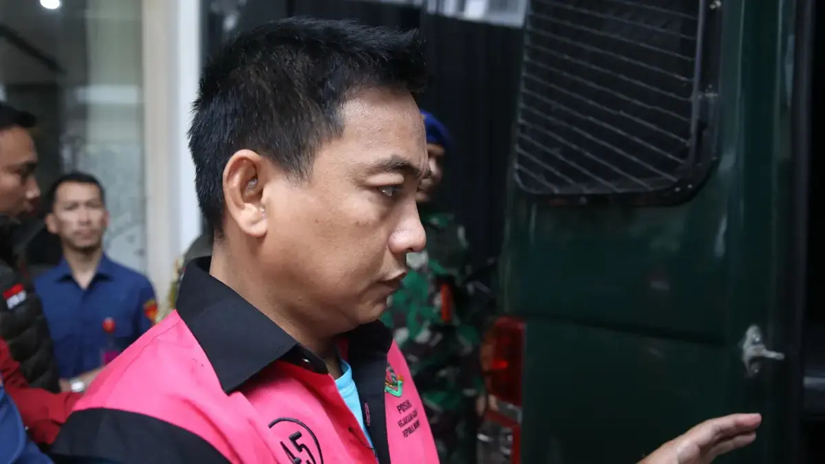 TERSANGKA: Ketua Ombudsman RI 2026 - 2031 Hery Susanto usai menjalani pemeriksaan dan penetapan tersangka di Gedung Bundar Jampidsus Kejaksaan Agung, Jakarta, Kamis (16/4). (Dery Ridwansah/Jawa Pos)
