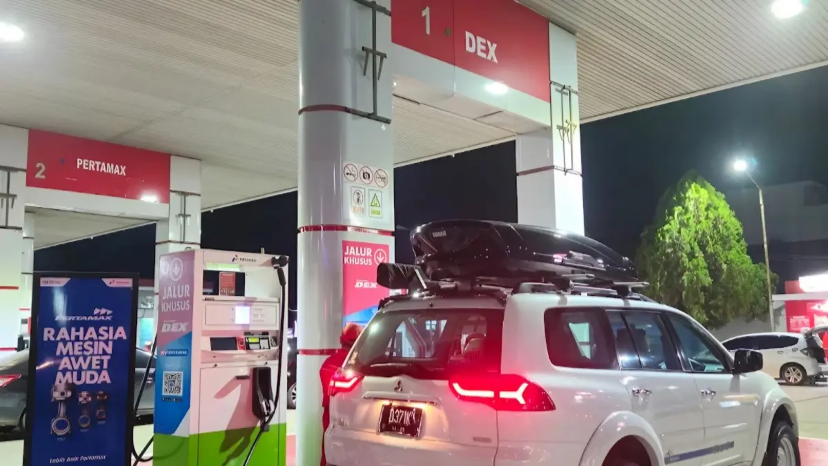 ANTRE: Sejumlah pengemudi antre bahan bakar minyak jenis solar di salah satu SPBU di Jl. A. Yani Km 25 di Banjarbaru (sheilla/radar banjarmasin)