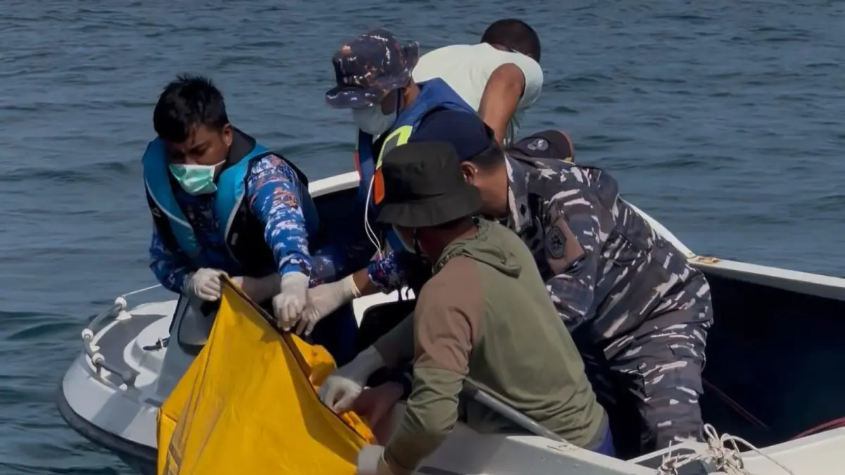  EVAKUASI : Personel dari Satpolairud Polres Tala melakukan evakuasi mayat perempuan tanpa identitas yang ditemukan mengapung di Perairan Muara Asam-Asam. 