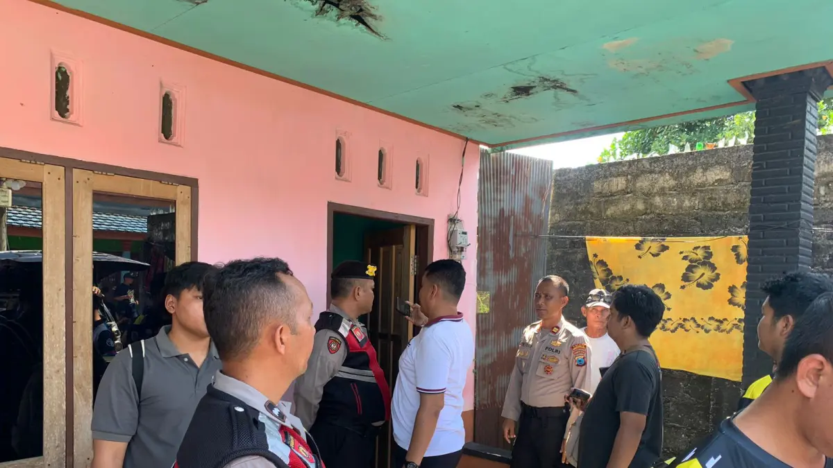 EVAKUASI: Pihak kepolisian melakukan evakuasi terhadap jasad pria yang ditemukan meninggal di kamar kos (Humas polres Banjarbaru untuk Radar Banjarmasin)