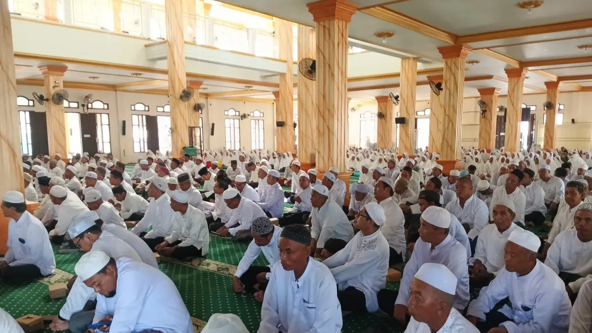 Jemaah calon haji asal Kabupaten Banjar mengikuti pelepasan di Masjid Nurul Iman, Sabtu (18/04/2026). (Fadlan Zakiri/ Radar Banjarmasin)