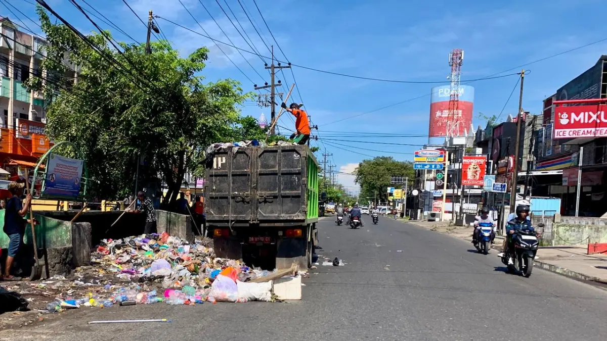Kondisi sampah yang menumpuk di TPS di Jalan Sutoyo akibat terbatasnya kuota pembuangan ke TPA Banjarbakula, belum lama ini. DLH diminta segera mencari solusi agar penumpukan tidak terus terjadi.(Foto: Endang Syarifuddin/Radar Banjarmasin)