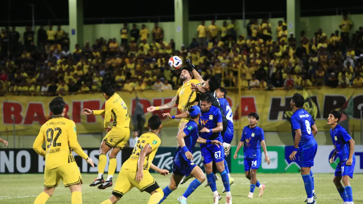 LAGA KANDANG: Pemain PS Barito Putera berebut bola dengan pemain Persiba Balikpapan dalam laga Derbi Kalimantan pekan ke-25 Pegadaian Championship 2025-2026 di Stadion 17 Mei, Banjarmasin, Sabtu (18/4/2026) malam.