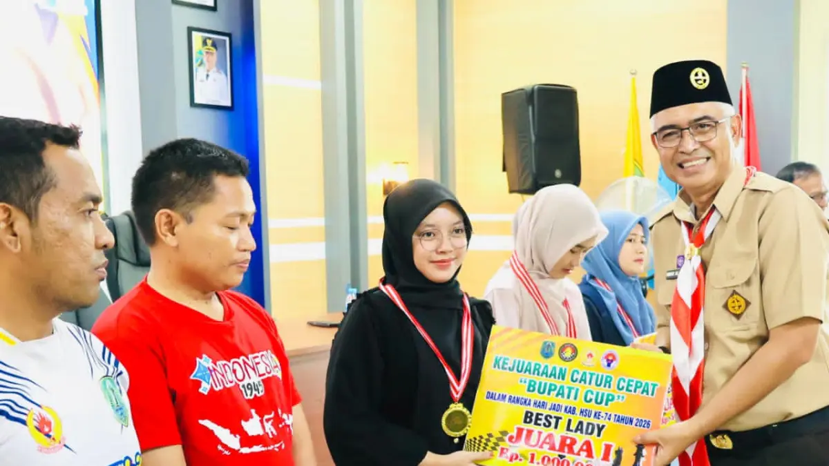LOMBA:Wakil Bupati HSU, Hero Setiawan (Iwan Alabio) menyerahkan hadiah kepada juara Kejuaraan Catur Cepat dalam rangka Hari Jadi ke-74 Kabupaten HSU di Aula Ki Hajar Dewantara, Amuntai, Minggu (19/4/2026). (Foto:Pemkab HSU)