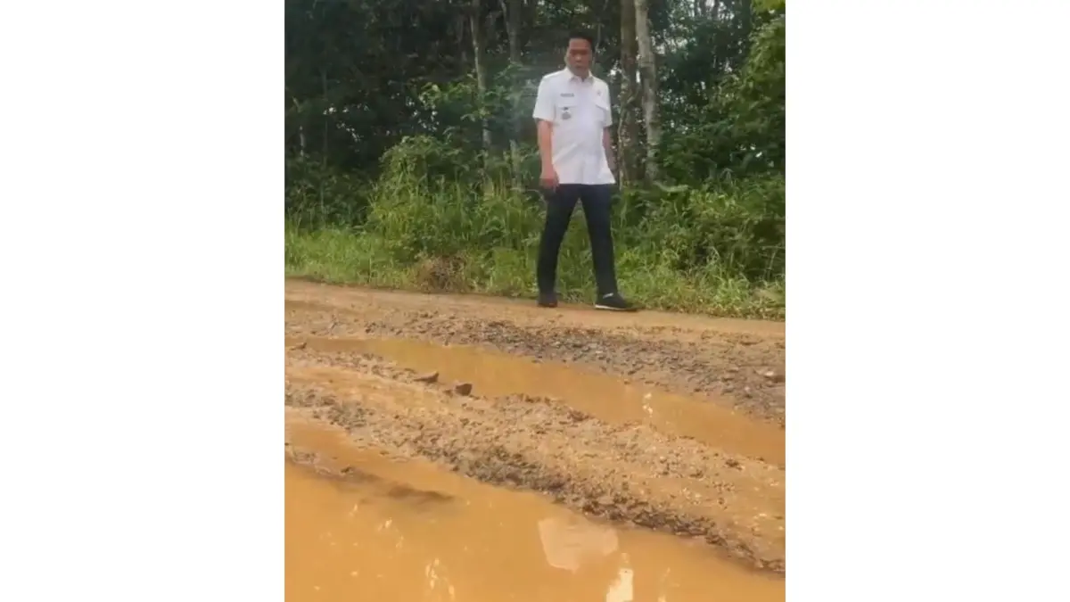 MASIH RUSAK: Bupati Balangan Abdul Hadi mengecek ke lapangan. Perbaikan Jalan Tambus diharapkan dapat memangkas waktu tempuh Balangan - HSU, sekaligus memutar roda ekonomi di wilayah perbatasan agar lebih bergairah.
