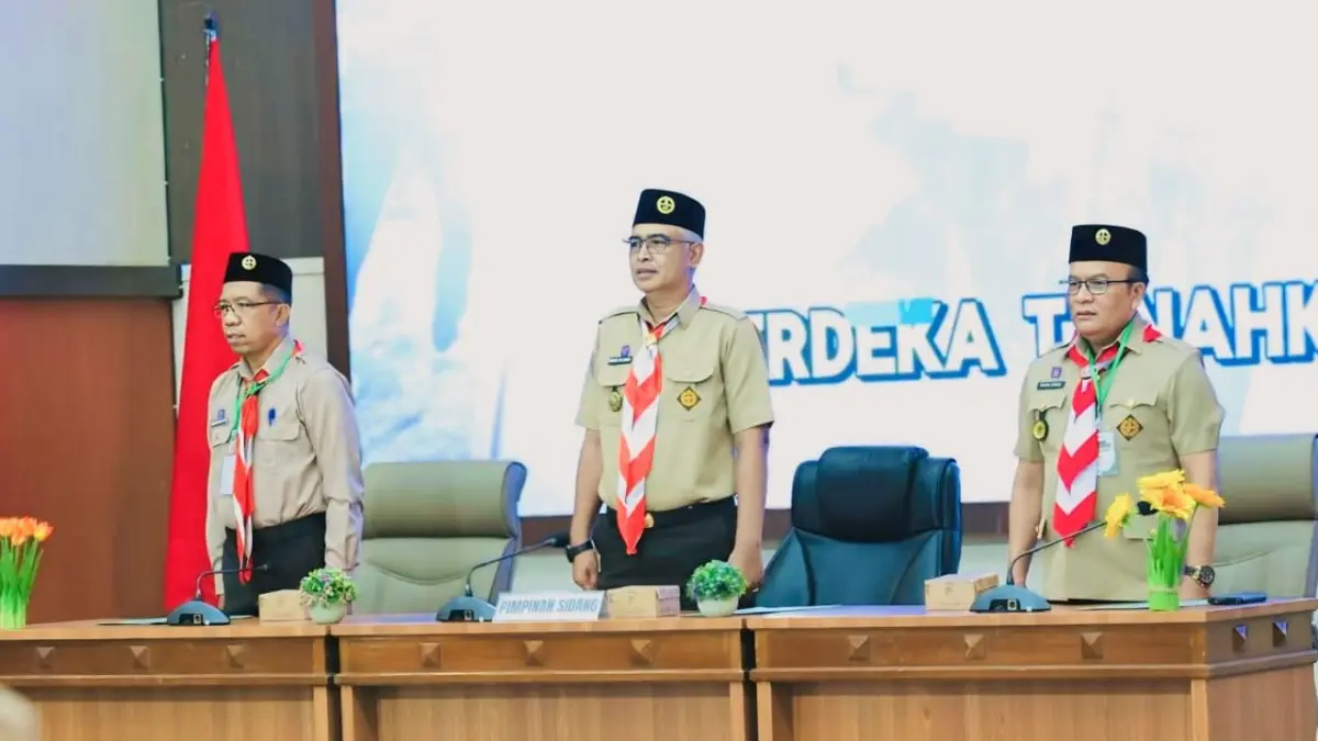 MOMEN:Ketua Kwarcab Gerakan Pramuka HSU, Hero Setiawan membuka Rapat Kerja Kwarcab HSU di Aula Idham Chalid, Amuntai, Minggu (19/4/2026).(Foto:Pemkab HSU)