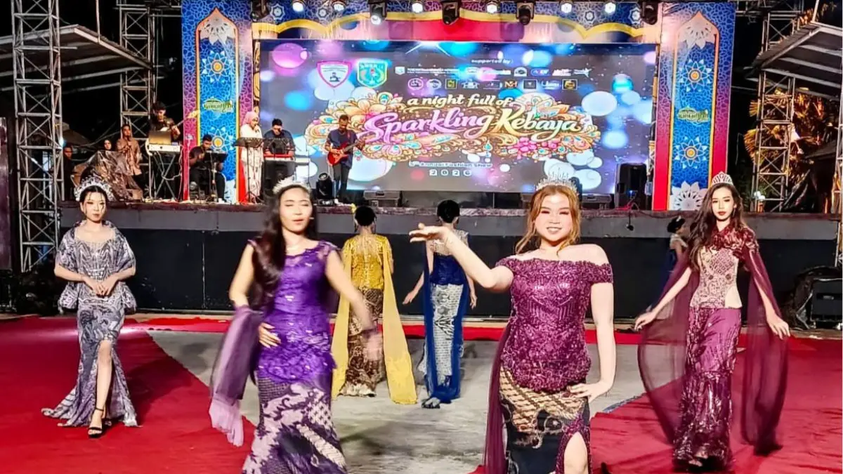 PANGGUNG MODE: Siswa SMKN 1 Kotabaru tampilkan kebaya berkilau di runway Siring Laut. 