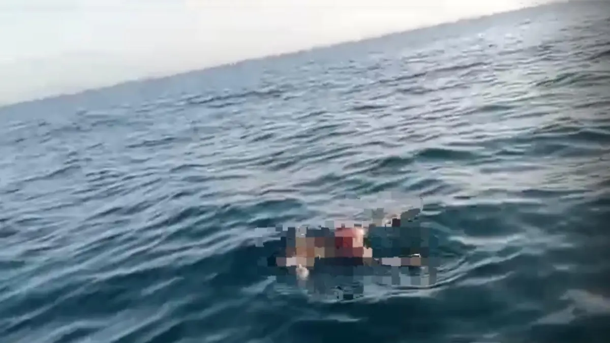 Penampakan mayat mengapung di Perairan Muara Asam-Asam, Minggu (19/4/2026). (Grup KSB Datu Bungur)