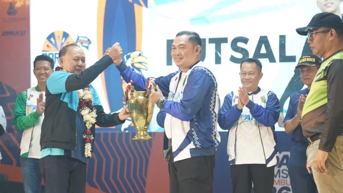 PENYERAHAN TROFI: Juara umum Porda PERPAMSI Kalsel 2026 diserahkan kepada Pelaksana Tugas Direktur PTAM Bersujud, Dwi Dibyo Raharjo (kanan).