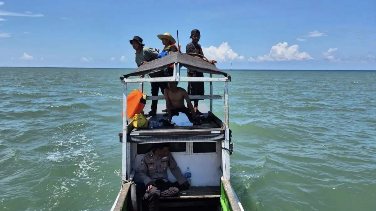 PENYISIRAN: Petugas kepolisian bersama warga saat menyisir perairan Sungai Cuka, Satui, Tanah Bumbu, terkait laporan dugaan penampakan mayat, Sabtu (18/4). (Foto: PKJR Tanah Bumbu)
