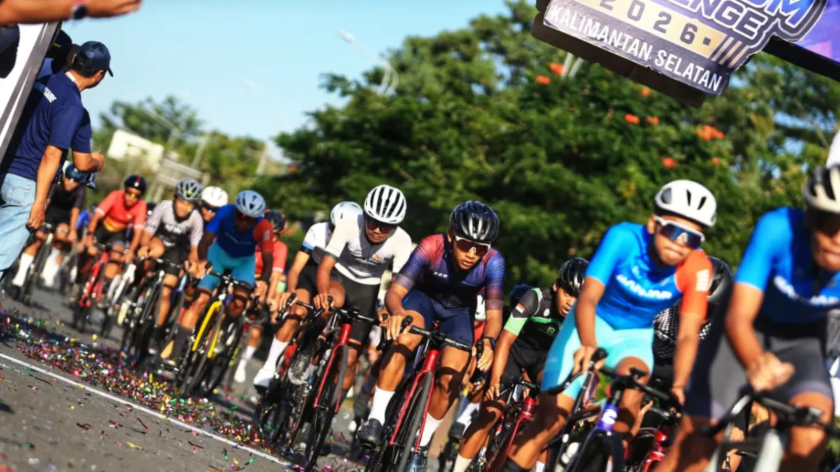 Ratusan pembalap sepeda memacu kecepatan pada ajang Banua Criterium Challenge 2026 di kawasan Perkantoran Gubernur Kalsel, Banjarbaru. (M Idris Jian Sidik)/RADAR BANJARMASIN)