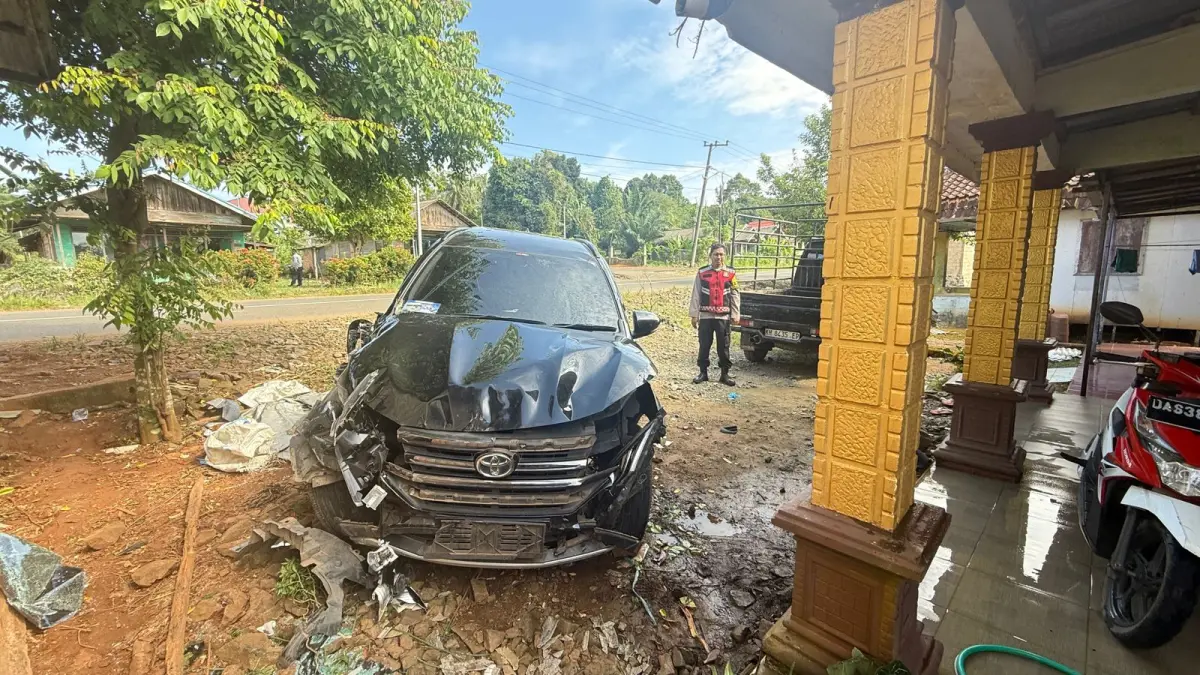 RUSAK: Kondisi mobil Daihatsu Rush milik Camat Kurau yang terlibat laka di Desa Batu Tungku, Kecamatan Panyipatan pada Minggu (19/4/2026). 