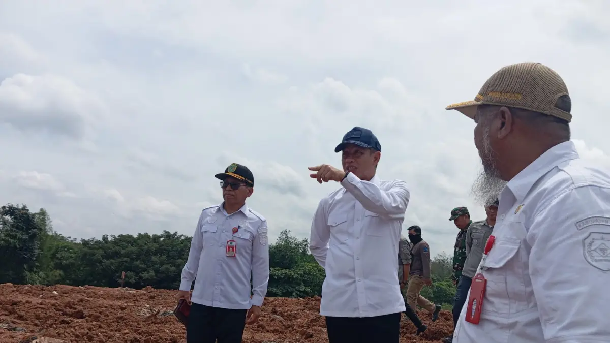 SANKSI DICABUT: Menteri Lingkungan Hidup Hanif Faisol Nurofiq bersama Kepala Dinas Lingkungan Hidup (DLH) Tapin Nordin ke TPA Hatiwin, beberapa waktu lalu. Sekarang, sanksi tempat pembuangan akhir tersebut dicabut.