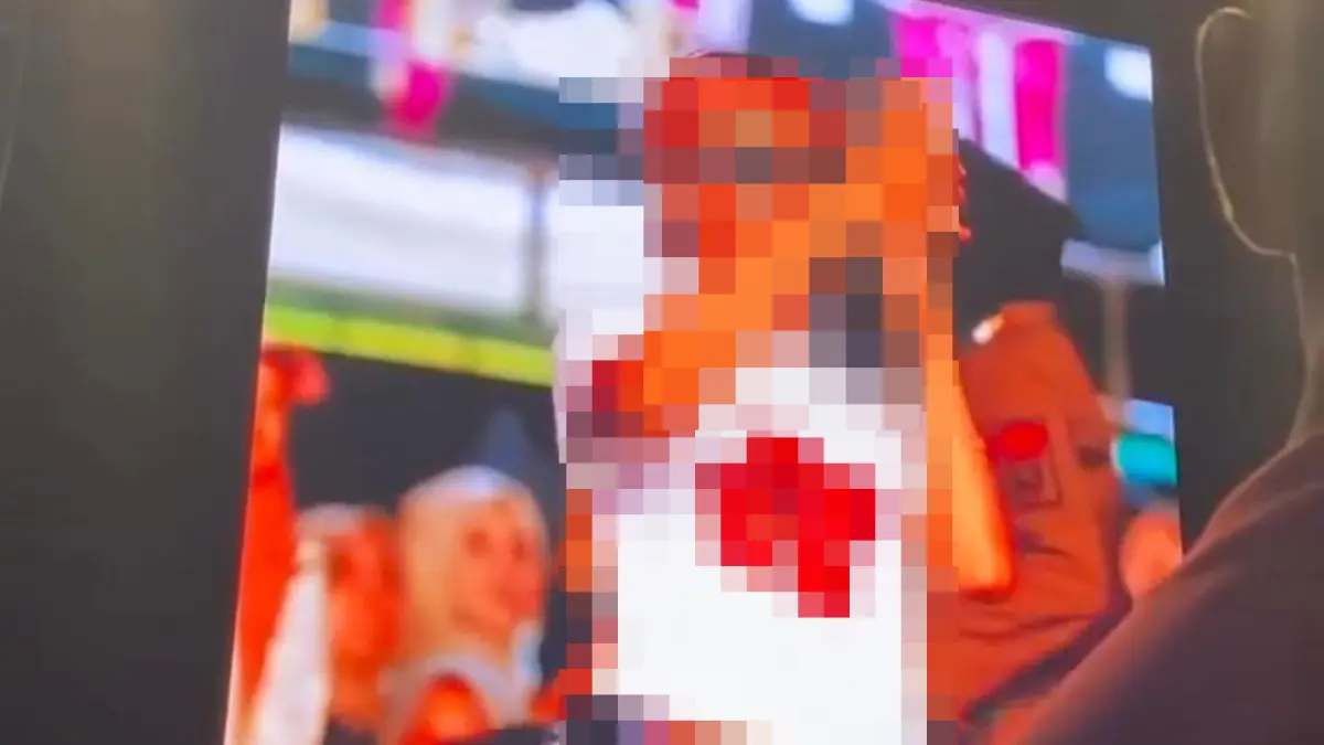 SOROTAN PUBLIK: Layar videotron di samping panggung utama Pesta Rakyat Balangan saat menayangkan visual yang memicu protes warga. Pihak penyelenggara telah menyampaikan permohonan maaf atas ketidaksengajaan tersebut.