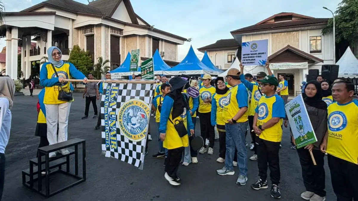 START: Ketua IKA Unair Kalsel, drg Ellyana Trisya saat melepas fun walk di rumah dinas Wakil Gubernur Kalsel di Jalan S Parman, Banjarmasin.
