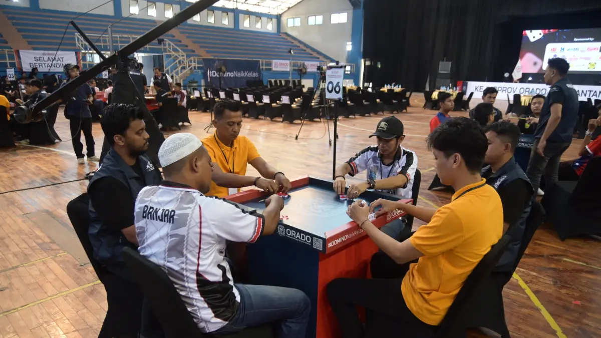 Suasana pembukaan dan suasana atlet domino dari berbagai kabupaten/kota bertanding pada Kejurprov ORADO Kalimantan Selatan di GOR Rudy Resnawan, Banjarbaru. (M Idris Jian Sidik)