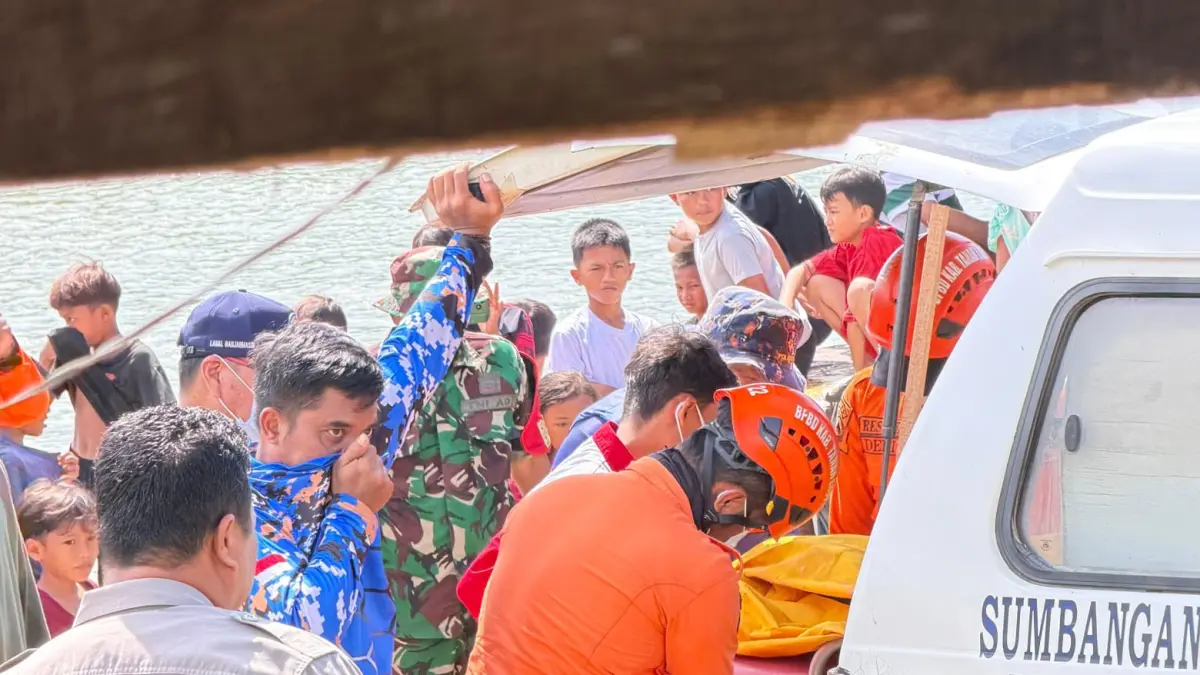 TERUNGKAP : Tim gabungan melakukan evakuasi mayat perempuan yang ditemukan mengapung di Perairan Muara Asam-Asam pada Minggu (19/4/2026). (Foto : Satpolairud Polres Tala untuk Radar Banjarmasin)

