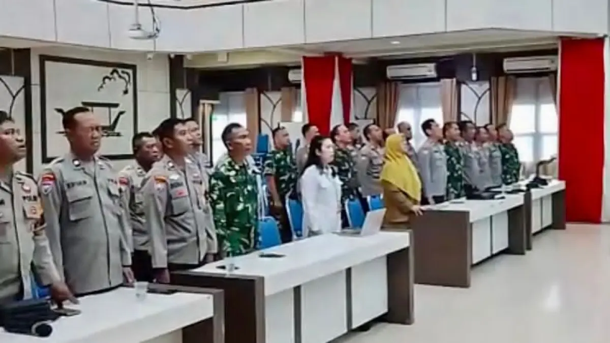 SINERGITAS: Kabid DPPKBPM Kota Banjarmasin, Rimalia (tengah) bersama Babinsa dan Bhabinkamtibmas saat kegiatan pertemuan sinergitas Program Bangga Kencana di Aula Kayuh Baimbai, Senin (20/4/2026). TNI-Polri dilibatkan sebagai penguat dan pengawal program di tingkat masyarakat.(Foto: Endang Syarifuddin/Radar Banjarmasin)