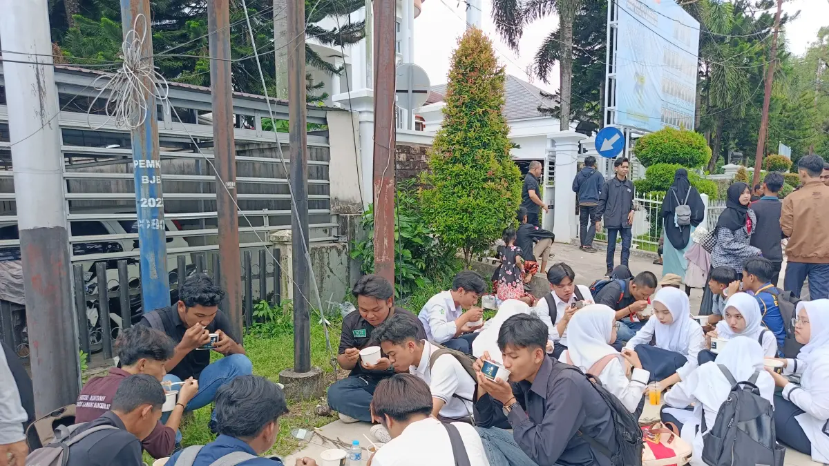 ANTUSIAS: Warga tampak menikmati sajian soto Banjar gratis di HUT ke-27 Kota Banjarbaru. (Sheilla Farazela/ Radar Banjarmasin)