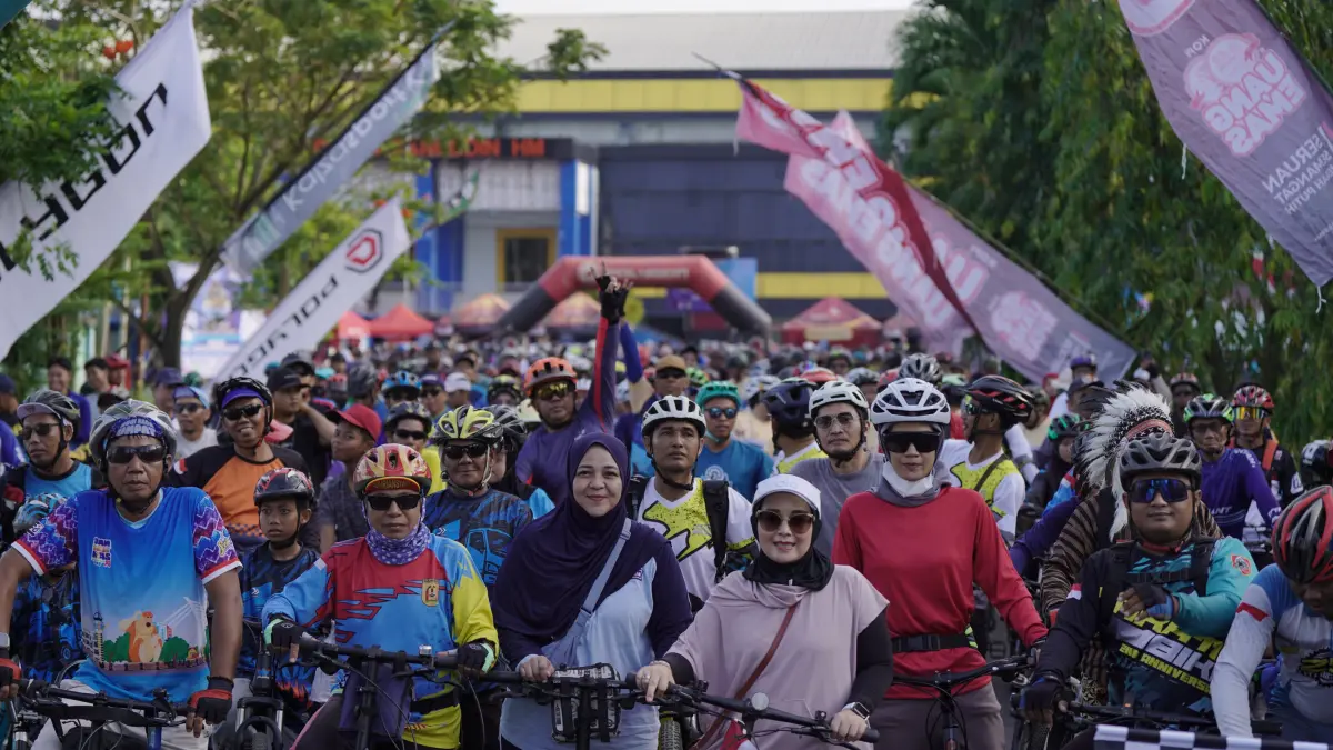 GOWES: Ribuan goweser dari berbagai komunitas mengikuti Gowes Starling mengelilingi Kota Banjarmasin dalam rangka peringatan Hari Kartini. (M Idris Jian Sidik)