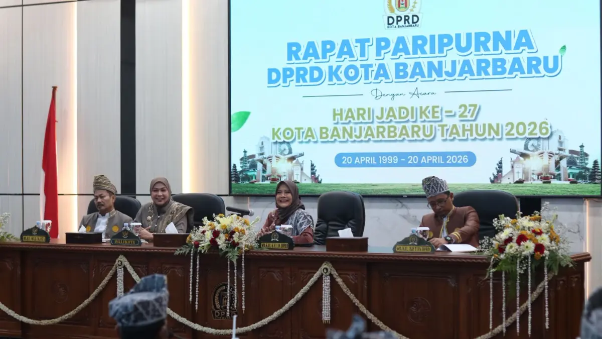 HADIR: Wali Kota Banjarbaru Erna Lisa Halaby bersama Wakil Wali Kota Banjabaru Wartono hadir saat Rapat Paripurna Hari Jadi ke 27 Kota Banjarbaru.