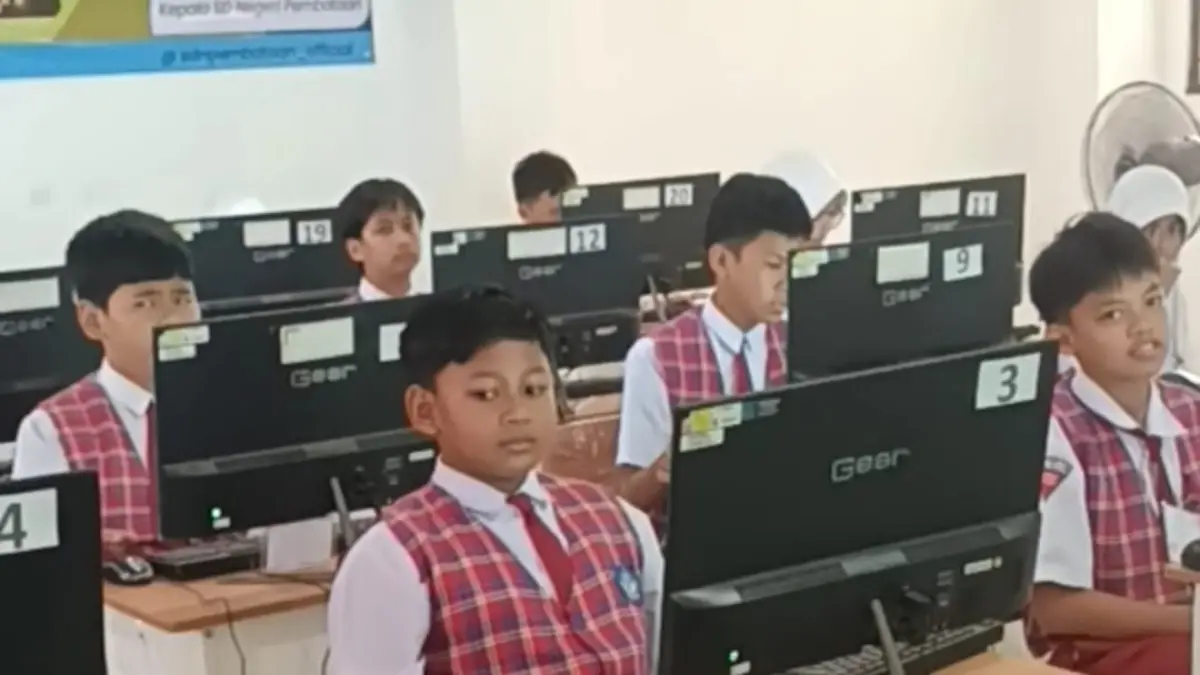 IKUTI TKA: Para siswa SDN Pembataan saat mengikuti TKA di sekolahnya. (Foto : Ibnu Dwi Wahyudi/ Radar Banjarmasin)
