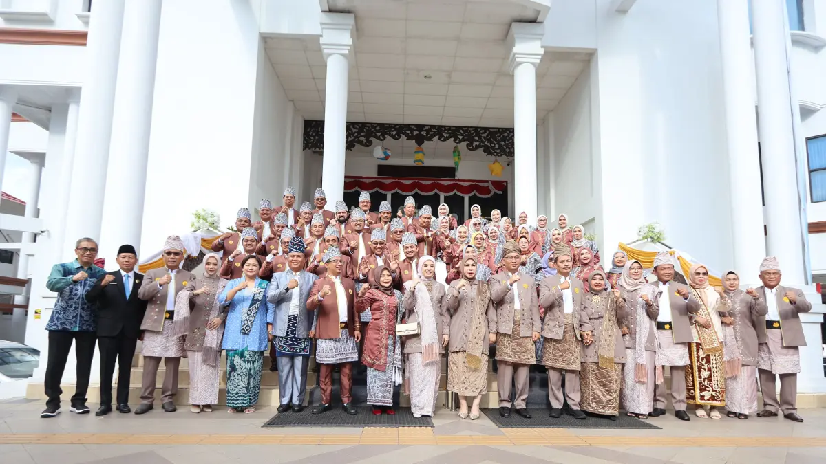 KEBERSAMAAN: Pimpinan dan anggota DPRD Kota Banjarbaru bersama Wali Kota Erna Lisa Halaby dan Wakil Wali Kota Wartono dan tamu undangan pada momen Rapat Paripurna Hari Jadi ke-27 Kota Banjarbaru.