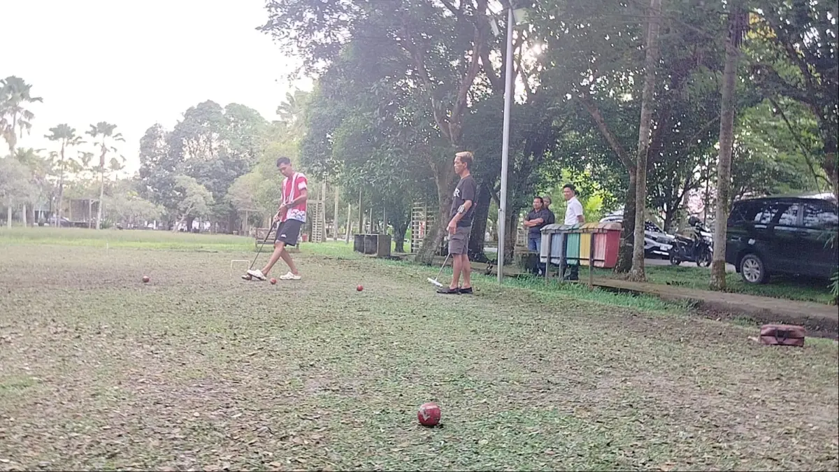 LATIHAN: Sejumlah pemain gateball Barito Kuala berlatih. (Foto: Maulana) 