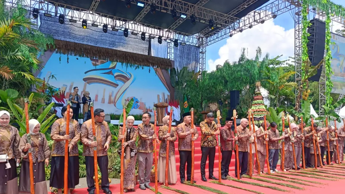 MERIAH: Peringatan Hari Jadi Kota Banjarbaru ke-27 di Lapangan Murdjani Banjarbaru berlangsung meriah, Senin (20/4/2026).(Foto:Sheilla Farazela/ Radar Banjarmasin)