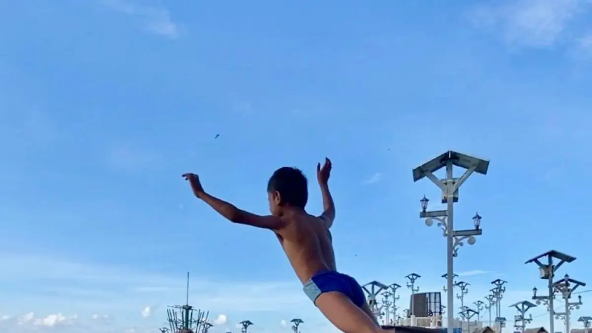 NEKAT: Salah satu anak Suku Bajau di Desa Rampa melompat dari atas jembatan setinggi 3-4 meter. (Foto:Jumain/ Radar Banjarmasin)&nbsp;