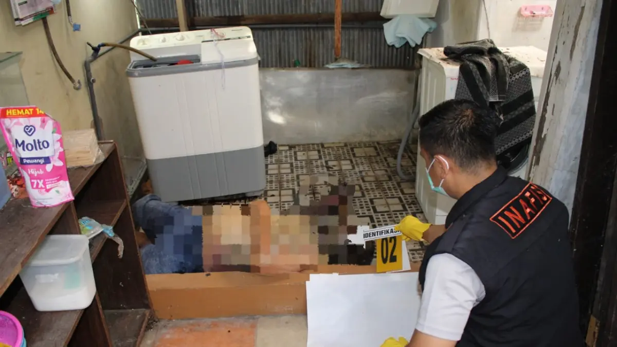 OLAH TKP: Tim Inafis Polres Banjarbaru saat melakukan identifikasi di tempat kejadian perkara (foto: polres Banjarbaru untuk Radar Banjarmasin)
