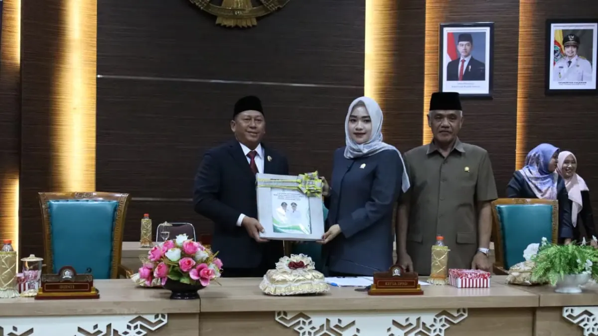 PARIPURNA:Bupati Barito Kuala H Bahrul Ilmi bersama Ketua DPRD Barito Kuala Ayu Dyah Liliana Sari W, dan Wakil Ketua 1 H Harmuni.