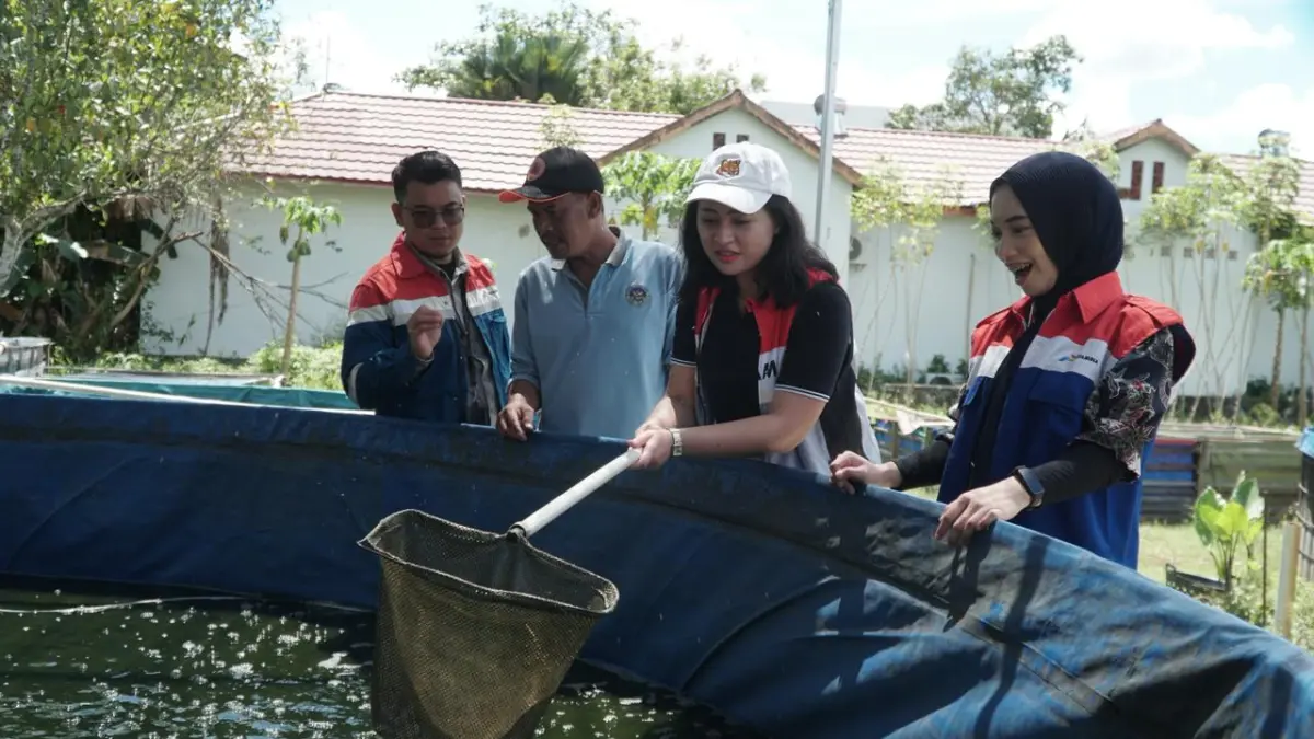 PEMBERDAYAAN MASYARAKAT: PT Pertamina Patra Niaga Regional Kalimantan melalui Aviation Fue Terminal (AFT) Syamsudin Noor menyerahkan 15 sak pakan ikan gurame, serta bibit gurame unggul untuk kelompok BPK BSN, Rabu (9/4/2026).(Foto: Pertamina Patra Niaga)&nbsp;