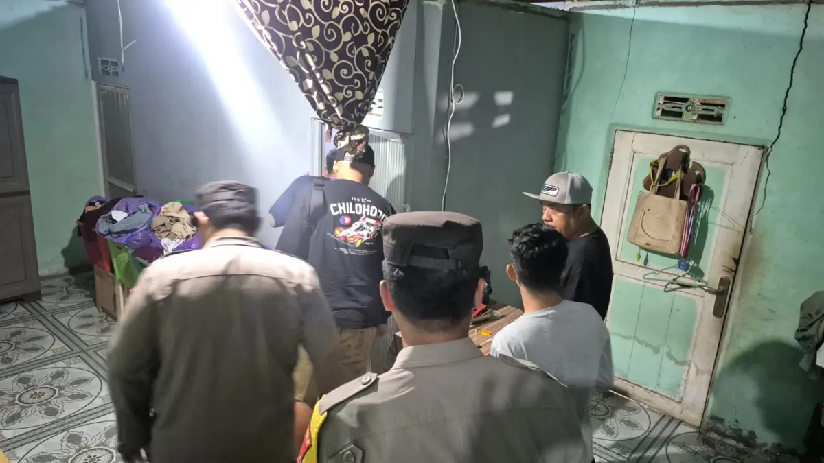 PENYELIDIKAN:Petugas Kepolisian melakukan olah TKP di rumah tempat ditemukannya remaja perempuan tewas di Desa Simpang Empat, Kabupaten Banjar, Minggu (19/4/2026) dini hari.(Foto: Polres Banjar)
