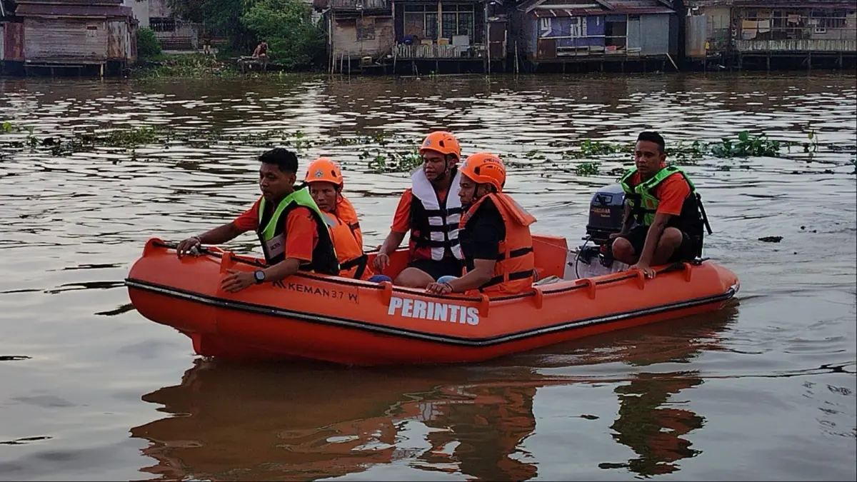 PENYISIRAN: Tim relawan BPK Perintis melakukan penyisiran bersama kedua orang tua korban Zaini. (Foto: Maulana) 