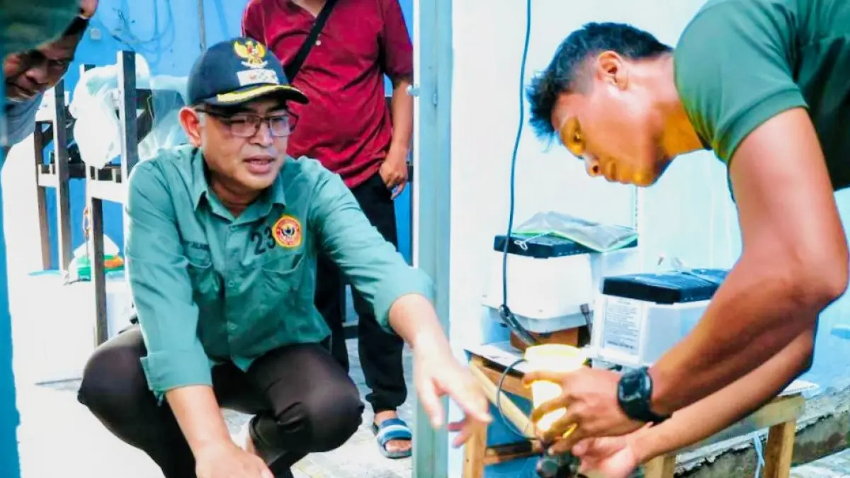 PERIKANAN:Wakil Bupati HSU, Hero Setiawan bersama jajaran melihat 250 ribu larva ikan patin di Balai Benih Ikan Kecamatan Banjang, sebelum dilepaskan.(Foto:M Akbar/Radar Banjarmasin)
