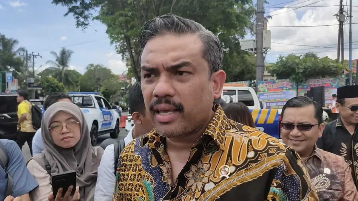 SALUT: Menteri UMKM Maman Abdurrahman mengapresiasi pembagian 15 ribu Soto Banjar gratis di HUT ke-27 Banjarbaru.