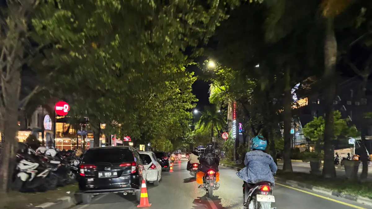 SAMPAI KE JALAN: Parkiran mobil di depan Nordu Coffe Jalan Brigjen Hasan Basry, Alalak Utara, Banjarmasin Utara kerap memakan badan jalanan. Foto diambil 16 April pukul 22.04 malam.(Zulvan Rahmatan/Radar Banjarmasin)