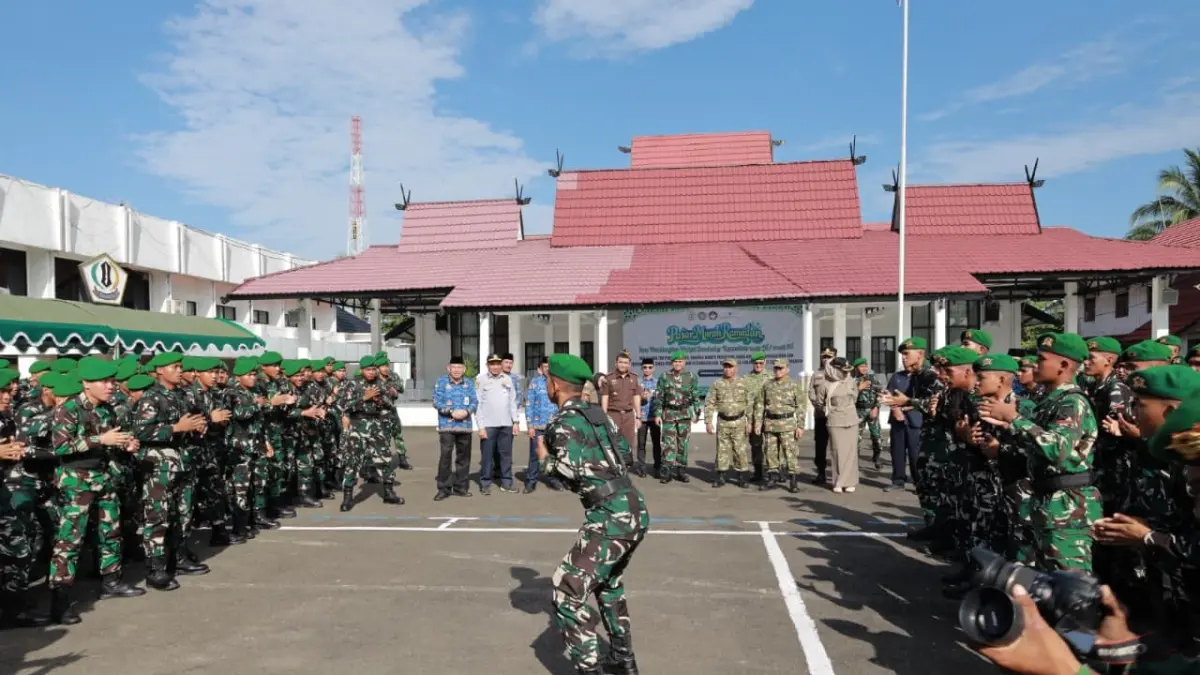 SEMANGAT PRAJURIT: Prajurit Yonif 925 menampilkan atraksi di hadapan Bupati H Bahrul Ilmi dan forkopimda Barito Kuala, seusai kegiatan di halaman Pemda.