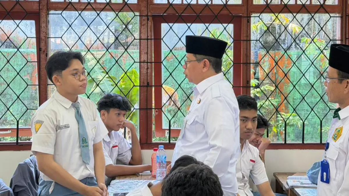 TANYA SUMBANGAN: Kepala Kanwil Kemenag Kalsel H Muhammad Tambrin didampingi sejumlah jajarannya saat &nbsp;melakukan inspeksi mendadak (sidak) di MAN 2 Banjarmasin, Senin (20/4/2026).