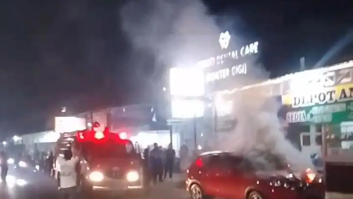 TERBAKAR: Bagian kap depan sebuah mobil terbakar di tepi jalan Desa Hamalau. (Foto: Tangkapan Layar Video Kiriman).