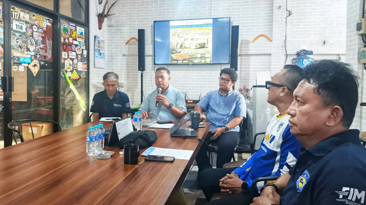Pengurus IMI Kalimantan Selatan bersama panitia penyelenggara saat menggelar konferensi pers Kejurnas Banua Rally 2026 di Banjarbaru, Senin, menjelang pelaksanaan putaran 1 dan 2 yang menjadi seri pembuka Kejurnas Rally Indonesia. (M Idris Jian Sidik)