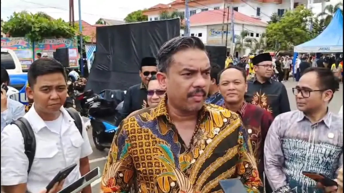 BAHAS UMKM:Menteri UMKM Maman Abdurahman saat diwawancarai usai pelaksanaan puncak harjad Banjarbaru ke-27, Senin (20/4/2026).(Foto:Sheila Farazela/Radar Banjarmasin)