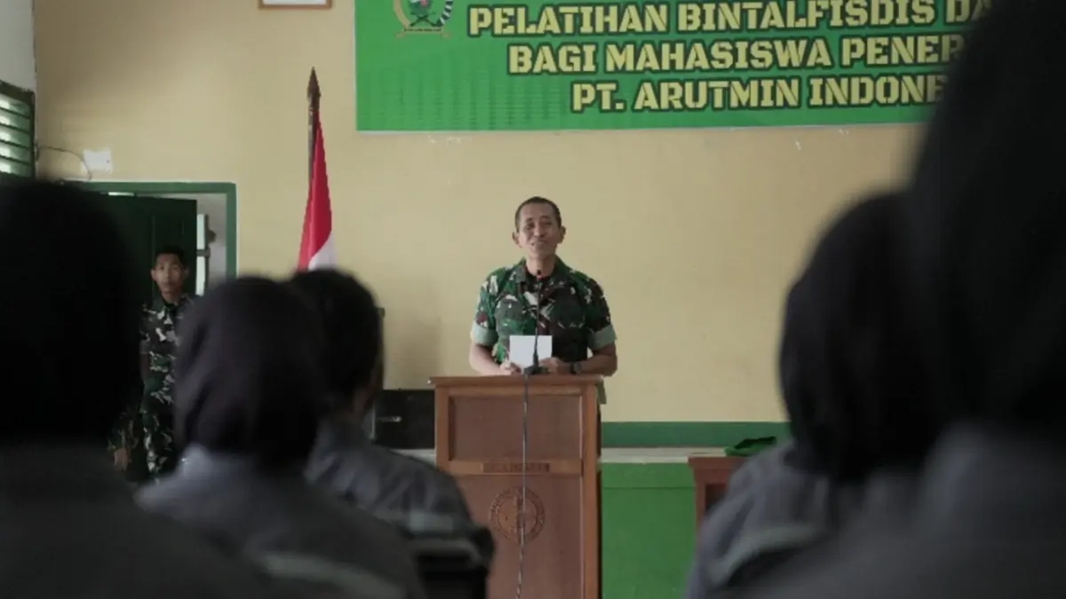 BENTUK KARAKTER:Wakil Komandan Rindam VI/Mulawarman, Kolonel Infanteri Made Sandy Agusto menyampaikan sambutan dalam penutupan kegiatan pembinaan mental dan fisik mahasiswa (19/4/2026).(Foto-foto: PT Arutmin Indonesia)