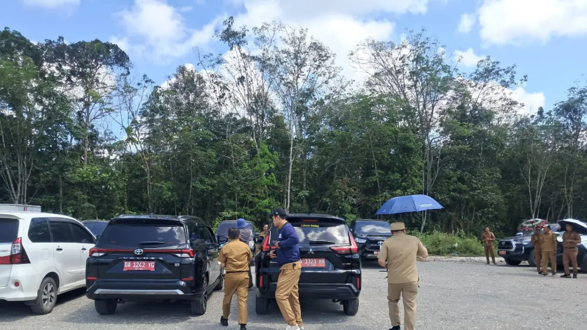 CEK FISIK: Tim auditor BPK Perwakilan Kalsel saat melakukan pemeriksaan fisik kendaraan dinas milik Pemkab Balangan di Kompleks Tugu Maritam, Paringin Selatan. (M Dirga / Radar Banjarmasin)