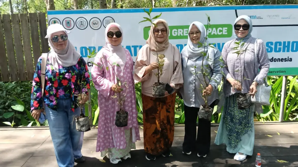 CINTA LINGKUNGAN: Ketua IWAPI Kalsel, Hj Shinta Laksmi Dewi dan Ketua IWAPI Kota Banjarmasin, hj Aida Muslimah, beserta anggota IWAPI menyerahkan bibit pohon Mangrove di Pulau Curiak, Kabpaten Batola, Selasa (21/4/2026).(Foto: Raudah Anisya/Radar Banjarmasin)&nbsp;