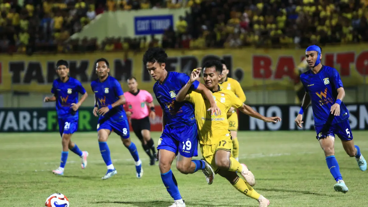 IMBANG: Aksi pemain PS Barito Putera usai ditahan imbang Persiba Balikpapan dengan skor 3-3 di Stadion 17 Mei, Banjarmasin, Sabtu (18/4/2026) malam. (M Idris Jian Sidik)