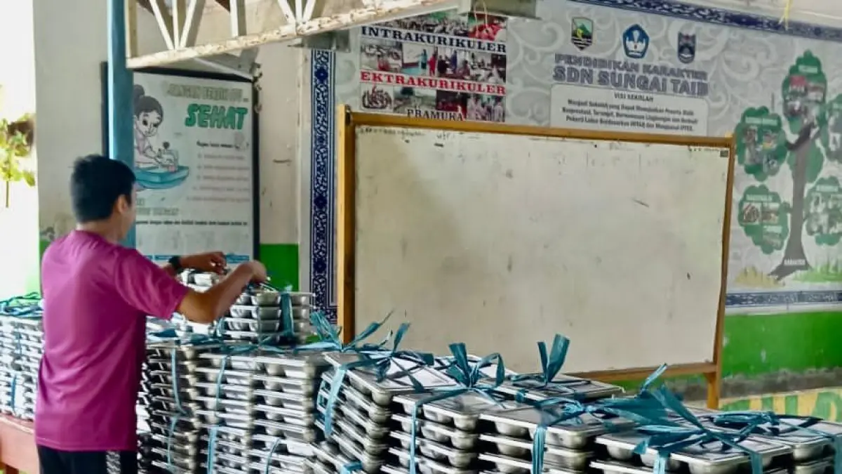 KEMBALI BEROPERASI: Aktivitas distribusi MBG di SPPG Semayap, Kabupaten Kotabaru.(Foto:Rahmani Hafizi untuk Radar Banjarmasin)&nbsp;