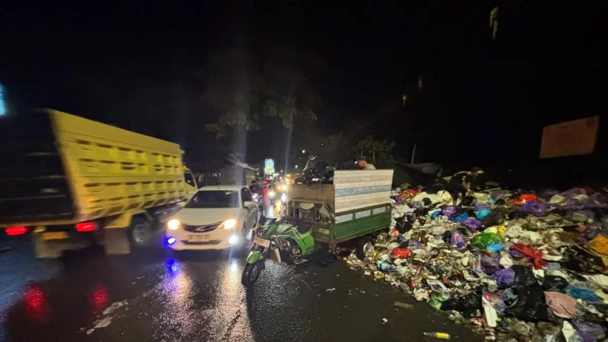 KOTOR: Tumpukan sampah menjadi pemandangan sehari-hari di sejumlah titik di Banjarmasin, salah satunya Jalan Veteran, Kelurahan Kuripan, Banjarmasin Timur. (Foto: Zulvan Rahmatan/Radar Banjarmasin)